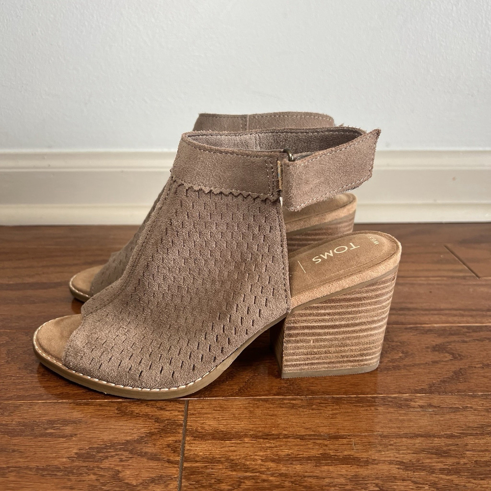 Toms Shoes Grenada Suede Chunky Heels Taupe Grey Size 6.5 Perforated Open Toe - Picture 4 of 12